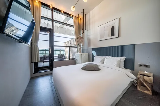 غرفة بسرير مزدوج بشرفة، H Avenue 5/10