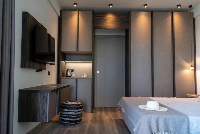 غرفة بسرير كينج بإطلالة على المسبح، Insulae Resort 2/5