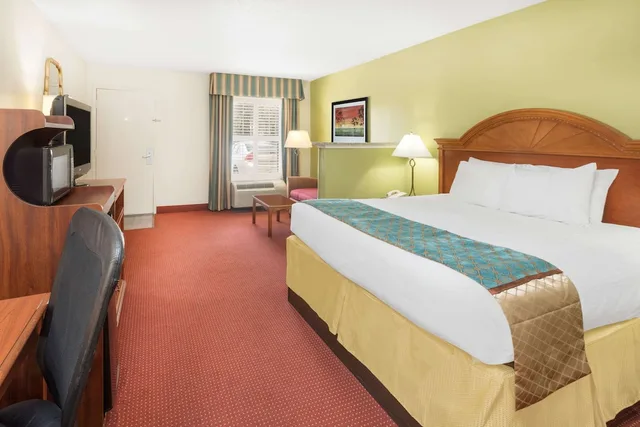 غرفة ديلوكس بسرير كينج، Baymont By Wyndham Orangeburg North 1/2