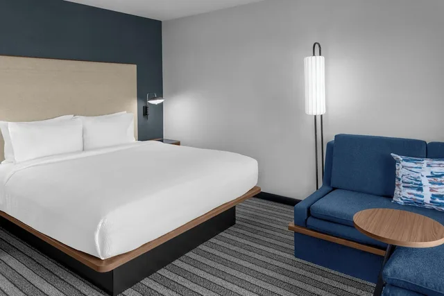 غرفة بسرير كينج بشرفة مع أريكة لذوي الإعاقة، Courtyard by Marriott Flint Grand Blanc 3/4