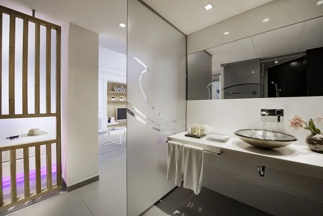 غرفة سوبيريور بسرير مزدوج بإطلالة على الشاطئ، Hotel Garbi Ibiza & Spa 1/1