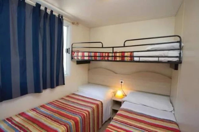 غرفة فاخرة بثلاثة أسرّة مع أريكة، Camping Serenella 3/3