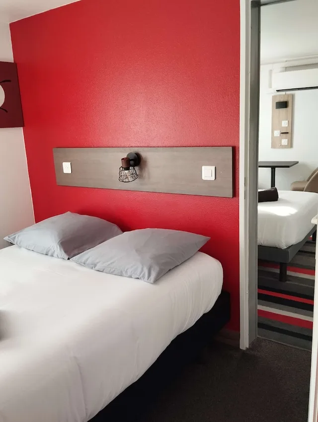 غرفة قياسية بسريرين مزدوجين، Kyriad Direct Saintes 4/10