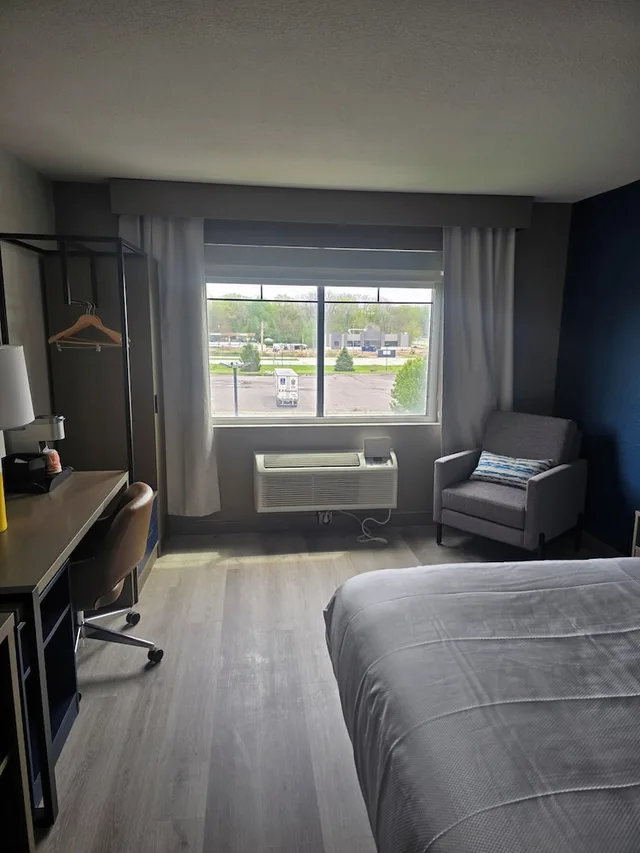 غرفة بسرير كينج لذوي الإعاقة، Rodeway Inn Portage IN 1/1