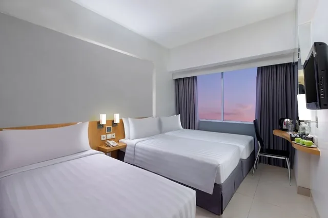غرفة عائلية بسرير مزدوج وسرير فردي، favehotel Manahan - Solo 4/8