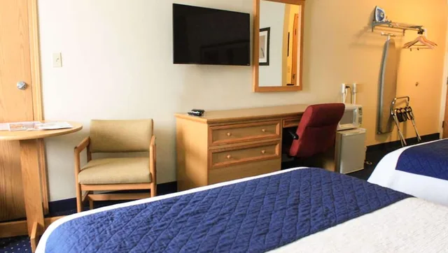 غرفة قياسية بسريرين كوين، Broadway Inn Conference Center 5/7