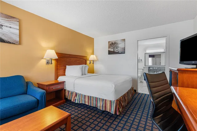 Room, Queen Bed, Sofa, Accessible, Best Western Palestine Inn 2/3