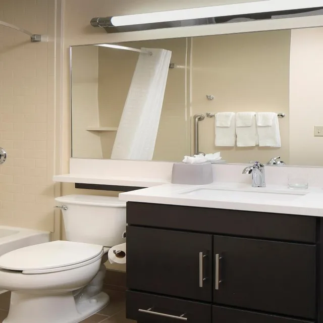 جناح بسرير كوين لذوي الإعاقة، Candlewood Suites Newark South University Area 2/2