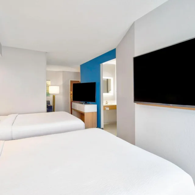 جناح بسريرين كوين مع سرير سحّاب إضافي مع أريكة لذوي الإعاقة، Springhill Suites By Marriott Erie 2/6