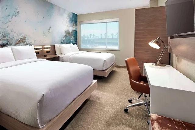 غرفة بسريرين كوين بإطلالة على المسبح، Anaheim Suites Hotel 1/3