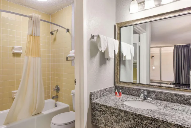 غرفة بسرير كوين، Econo Lodge Cave City 4/5