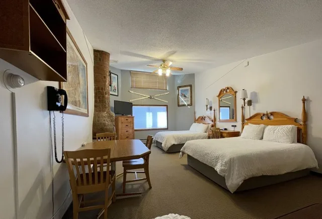 Room, 1 Single and 2 Queen Beds, Top Floor، Tyrolean Lodge 2/9
