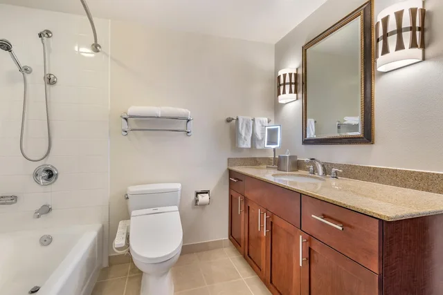 2 Bedrooms, Lagoon, Tower, Suite, Ocean View، Hilton Grand Vacations Club at Hilton Hawaiian Village 6/7