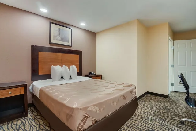 غرفة قياسية بسرير كينج، Quality Inn Lees Summit Kansas City 4/6