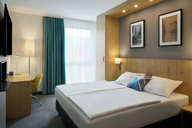 غرفة قياسية بسرير كينج بإطلالة على الفناء، Four Points Flex by Sheraton Bochum 1/2