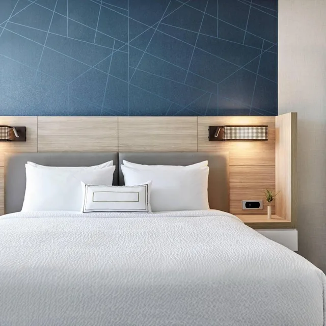 جناح بسرير كينج مع أريكة بحوض استحمام لذوي الإعاقة، SPRINGHILL SUITES CLEVELAND INDEPENDENCE 2/3