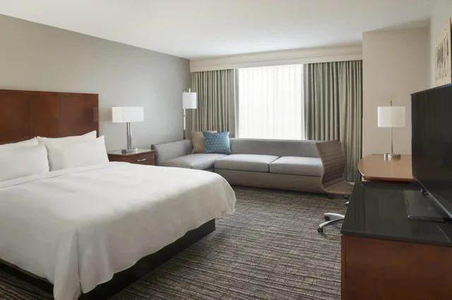 جناح بسرير كينج بغرفة نوم واحدة مع أريكة، Marriott Eaton Centre Toronto 2/4