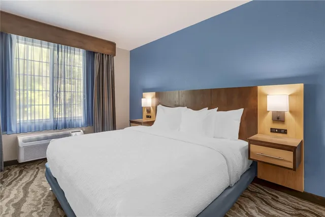 غرفة بسرير كينج، Best Western Plus River Escape Inn & Suites 2/4