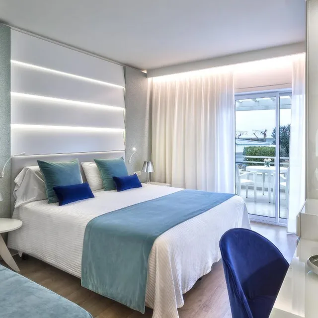 غرفة فاخرة بإطلالة على البحر مع أريكة، Atlantic Hotel Riccione 1/10