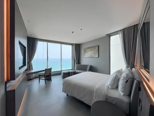 Deluxe, King Bed, Ocean Front, Bathtub، M Hotel Danang 1/4