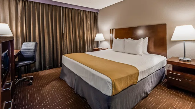 غرفة قياسية بسرير كينج بشرفة للمدخنين، Best Western Yacht Harbor Hotel 4/9