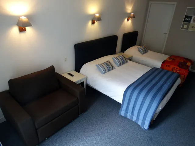 غرفة سوبيريور عائلية بسرير مزدوج وسرير فردي مع أريكة، Le Castel Fleuri Hotel 1/3