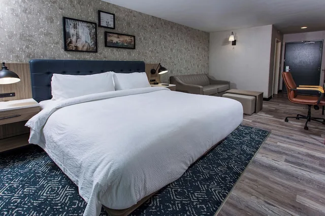 غرفة بسرير كينج مع أريكة لذوي الإعاقة، Four Points by Sheraton Appleton 2/8