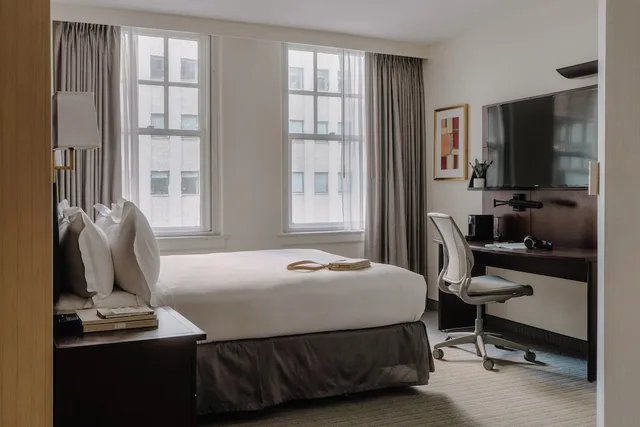 غرفة قياسية بسرير كوين، Club Quarters Hotel Downton Houston 4/8