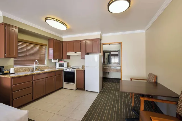 غرفة قياسية بسريرين كوين مع أريكة بمطبخ، Best Western Holiday Hotel 8/10