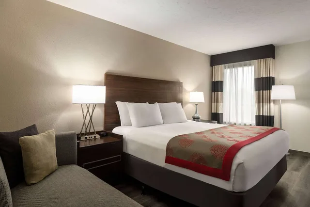 غرفة بسرير كينج بإطلالة على المدينة، Ramada by Wyndham Sarasota Waterfront 2/5