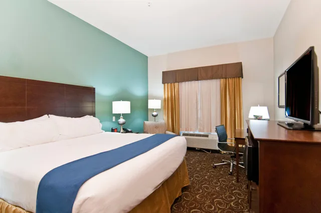 Room, King Bed, Holiday Inn Express Suites San Antonio Se By At T Center 1/2