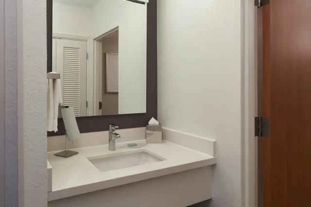 Renovated, Guest Room, King Bed, Accessible، Courtyard Fort Lauderdale Weston 4/6
