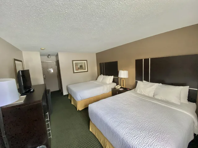 Room, 2 Queen Beds, Ramada by Wyndham Whitecourt 2/5
