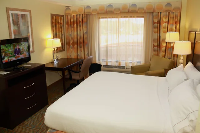 غرفة قياسية بسرير فردي، Holiday Inn Express Hotel And Suites Perry 2/5