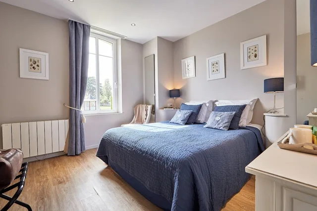 غرفة كلاسيكية بسرير كينج بإطلالة على المتنزه، Les Villas D Arromanches 1/5