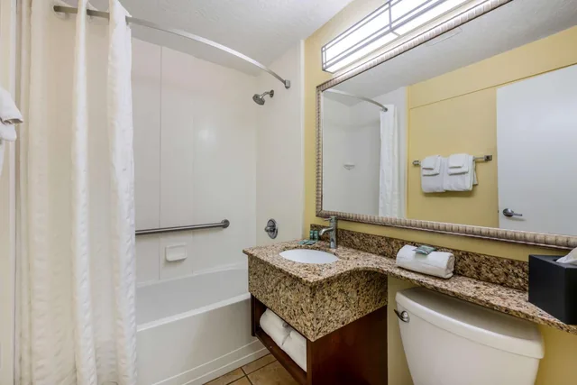Courtyard, King Bed، Best Western Cocoa Beach Hotel and Suites 9/10