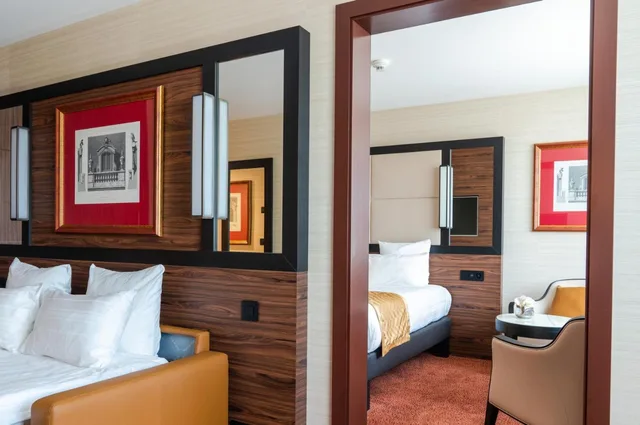 Family Suite, Quattro, Queen Bed, Sofa, Nash Suites Hotel 2/5