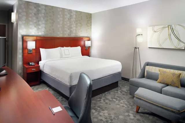غرفة بسرير كينج مع أريكة لذوي الإعاقة، Courtyard By Marriott Atlanta Perimeter Center 1/3