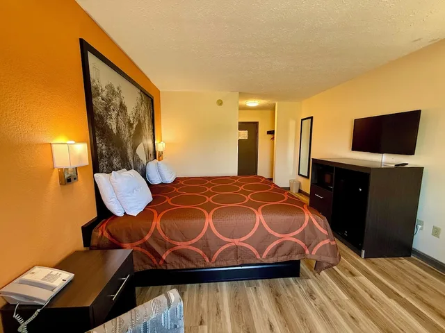 Standard, King Bed, Super 8 by Wyndham Hillsville 9/10