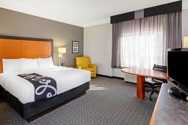 غرفة بسرير كينج، La Quinta Inn & Suites by Wyndham Houston West Park 10 2/5