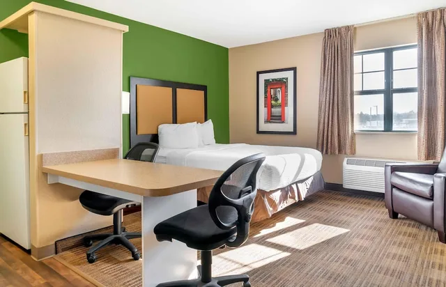 استوديو بسرير كوين، Extended Stay America - Toledo - Holland 3/7