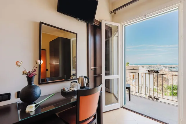 غرفة سوبيريور بسرير مزدوج بإطلالة على البحر، Cerri Hotel 6/6