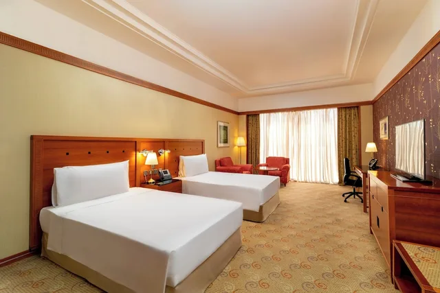 غرفة بريميوم بسريرين منفصلين بإطلالة على المسبح مع دخول صالة النادي، Holiday Inn Kuwait 9/10