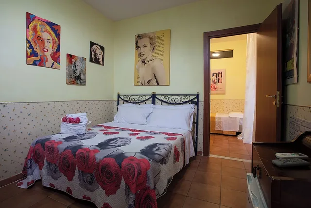 غرفة عائلية رباعية بسرير مزدوج وسريرين منفصلين، Hotel Cine Holiday 1/4