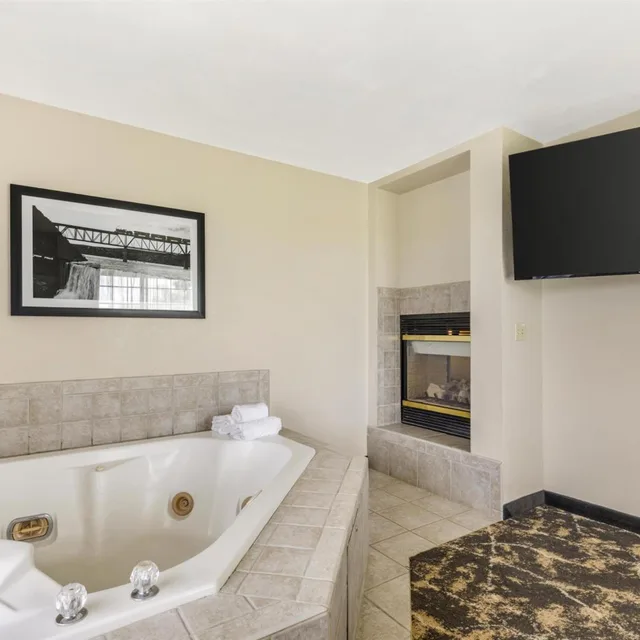 غرفة بسرير كينج بجاكوزي، Best Western Plus Riverfront Hotel And Suites 7/7