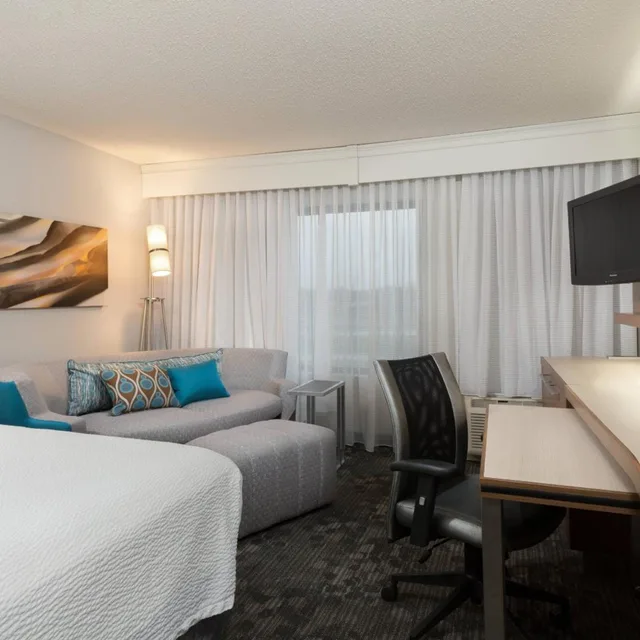غرفة بسرير كينج مع أريكة بحوض استحمام لذوي الإعاقة، Courtyard Dallas Mesquite 1/4