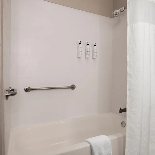 جناح بسريرين كوين مع أريكة بحوض استحمام لذوي الإعاقة، Springhill Suites Marriott Little Rock West 5/5