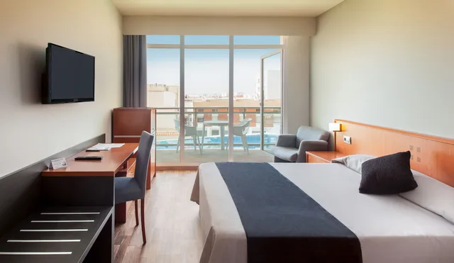 غرفة قياسية بسرير كوين بإطلالة على المدينة بشرفة، RH Vinaros Playa 2/4