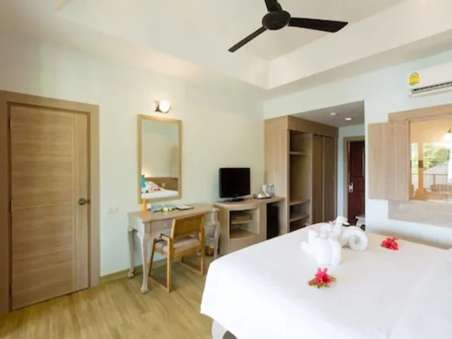 غرفة بريميير بسرير مزدوج أو سريرين منفصلين بإطلالة على الحديقة، Bay View Resort Koh Phi Phi 9/10