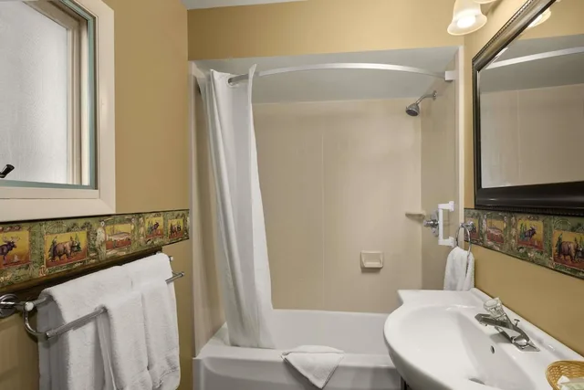 غرفة بسرير كينج بإطلالة على المسبح، Super 8 By Wyndham Lake George/Downtown 5/6